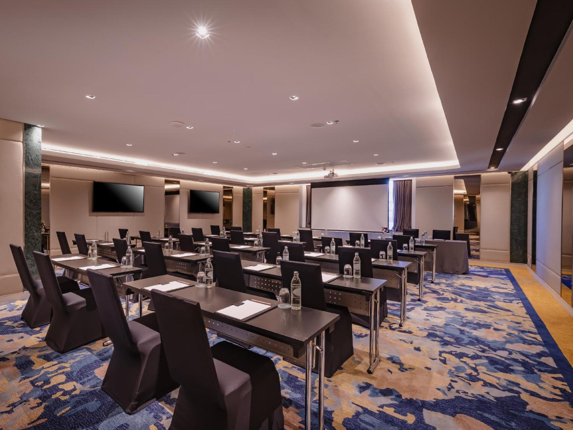 Aira Sukhumvit 11 โรงแรม